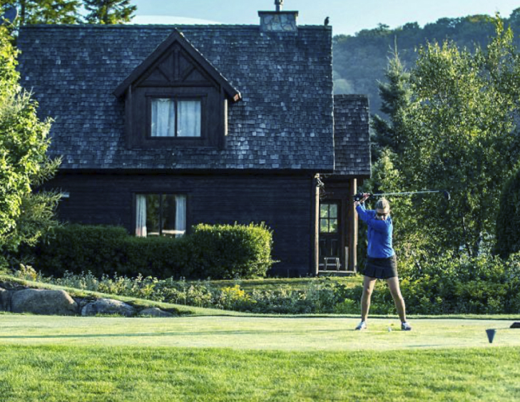Golfeuse qui joue sur le parcours du Golf Royal Laurentien avec chalet locatif.